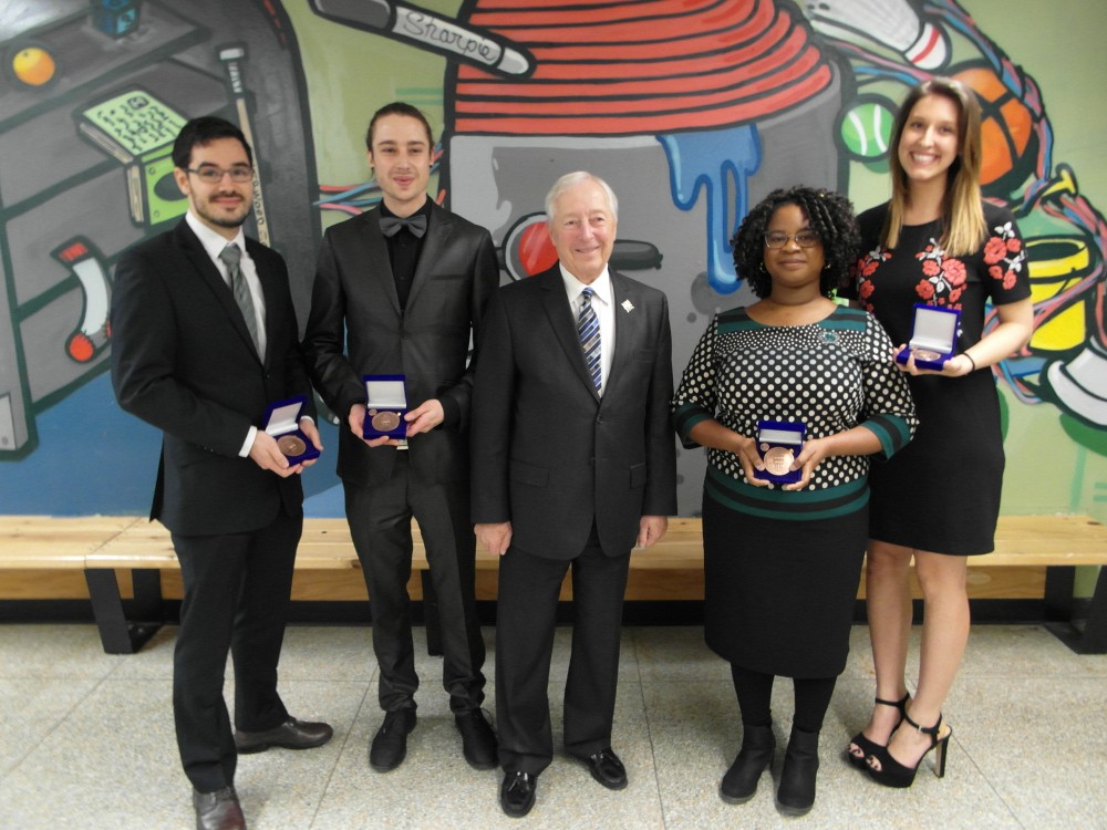 Charles-Antoine Barbeau-Meunier (m&eacute;decine), Louis-Philippe Morency (biochimie de la sant&eacute;), Fabienne Gbaguidi (orientation professionnelle) et &Eacute;rika Miklosic&nbsp;(droit) en compagnie du Lieutenant-gouverneur du Qu&eacute;bec, l'honorable J. Michel Doyon.