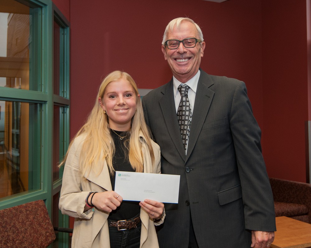 Alex D'Anjou a re&ccedil;u le Prix Jacques-Lavall&eacute;e pour son implication para-acad&eacute;mique des mains du Pr John Ingham, du D&eacute;partement de syst&egrave;mes d'information et m&eacute;thodes quantitatives de gestion. 