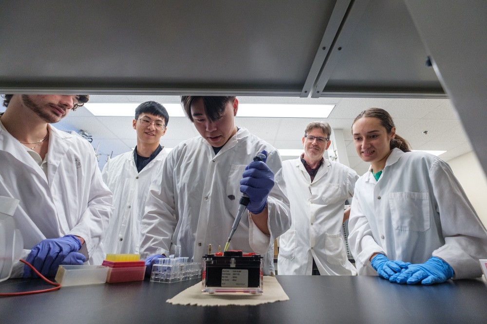 Intitul&eacute; &laquo;&nbsp;Les couples d&rsquo;hirondelles sont-ils r&eacute;ellement fid&egrave;les?&nbsp;&raquo;, l&rsquo;atelier pr&eacute;sent&eacute; par le charg&eacute; de cours &agrave; forfait S&eacute;bastien Rioux-Paquette a permis aux visiteurs de tester leur dext&eacute;rit&eacute; en tentant de s&eacute;parer des fragments d&rsquo;ADN.