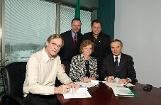 Rangée du haut : Luc R. Borduas, président de La Fondation, Bruno-Marie Béchard, recteur. Rangée du bas : Dominique Lefebvre, vice-doyen à la formation à la Faculté de génie, Pauline Lemaire et Wilfrid Morin, donateurs
Photo : Michel Caron