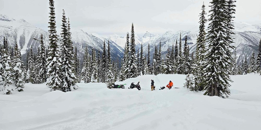 Le professeur Alexandre Langlois s'installe avec son &eacute;quipe, le Groupe de recherche interdisciplinaire sur les milieux polaires&nbsp;(GRIMP), pour prendre des mesures&nbsp;dans le Parc national des glaciers (Roger&rsquo;s Pass) en Colombie-Britannique.