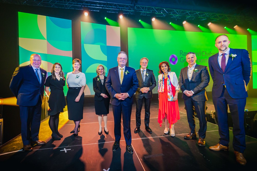 Les neuf personnes ambassadrices &eacute;taient r&eacute;unies sur sc&egrave;ne en fin de soir&eacute;e.