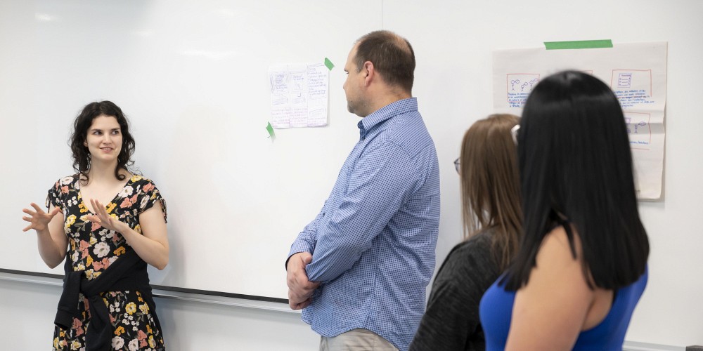 Val&eacute;rie Corriveau expose l'enjeu qu'elle a &eacute;tudi&eacute; lors d'une activit&eacute; tenue par le P&ocirc;le d'innovation notariale. 