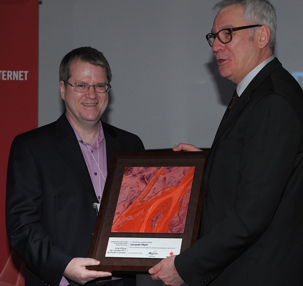 Le Dr&nbsp;Jacques P&eacute;pin et Louis Lalande, vice-pr&eacute;sident principal de Radio-Canada.