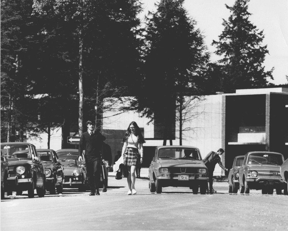 Personnes &eacute;tudiantes devant les nouvelles r&eacute;sidences &eacute;tudiantes du Campus de la sant&eacute; (ann&eacute;es 70)