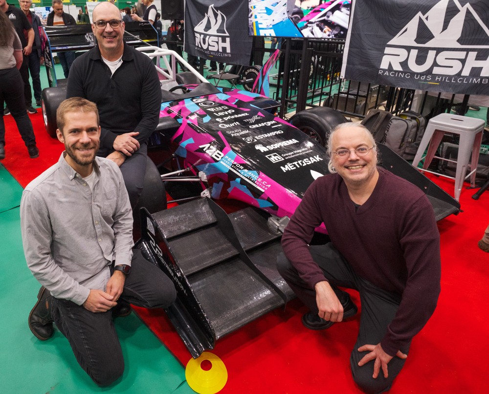 Le directeur g&eacute;n&eacute;ral de l&rsquo;a&eacute;roport de Sherbrooke, Mario Lanoie (au centre), ainsi que les professeurs-chercheurs David Rancourt et Jean-S&eacute;bastien Plante collaborent dans le cadre de diff&eacute;rents projets de formation et de recherche, comme le projet de la voiture de course RUSH.