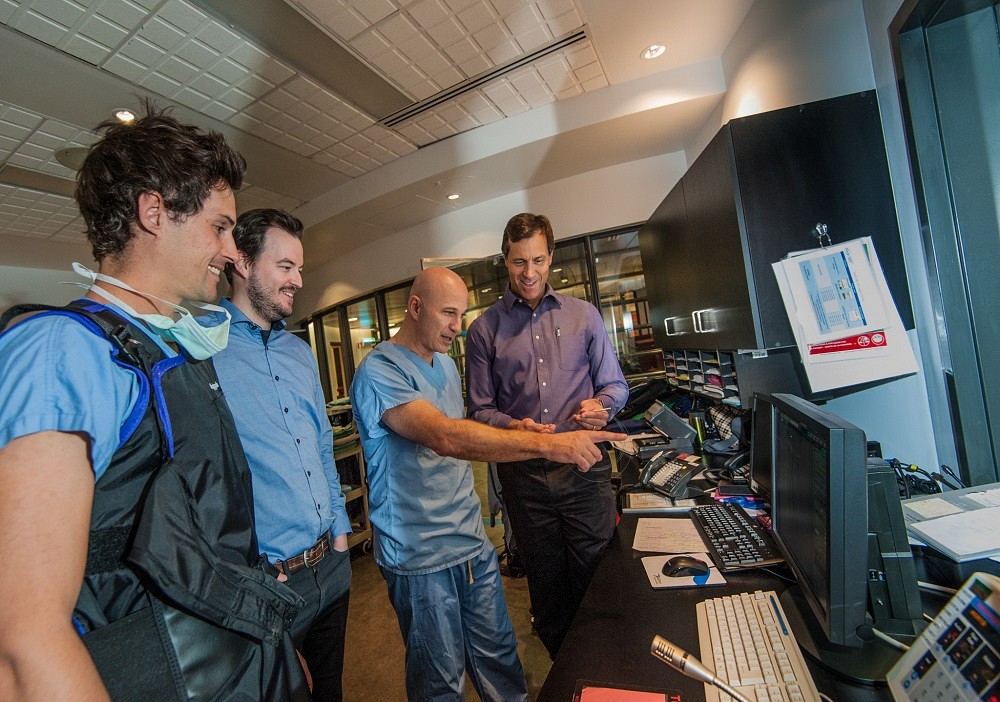 &Agrave; droite, le Pr Martin Brouillette, en compagnie du Pr Andrew Benko, radiologiste interventionniste qui a pratiqu&eacute; la premi&egrave;re intervention, et de ses deux &eacute;tudiants au doctorat et co-fondateurs de SoundBite Medical, Steven Dion et Louis-Philippe Riel.