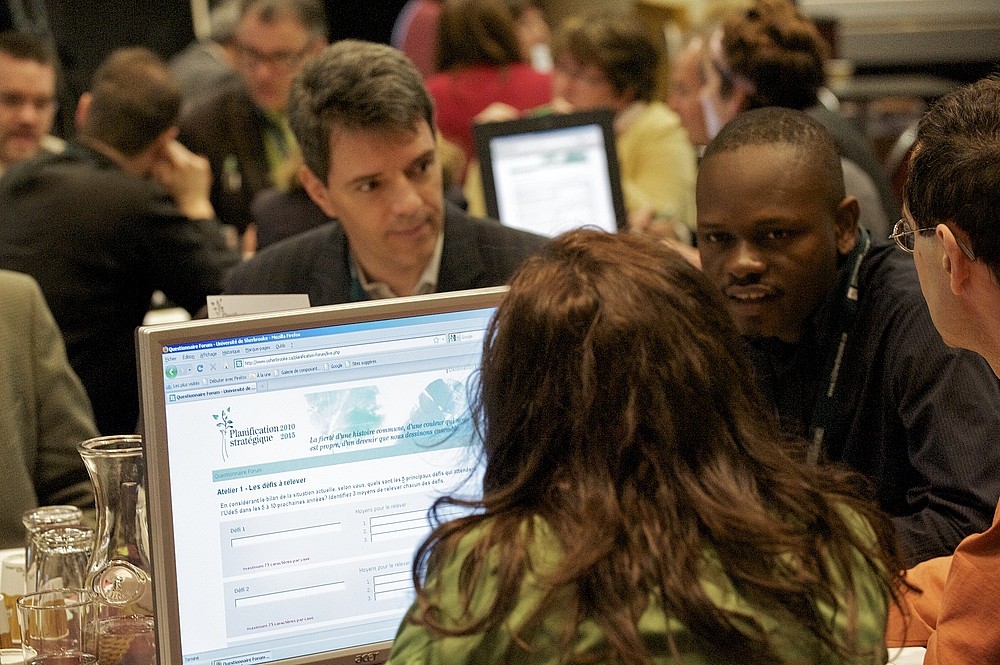 R&eacute;unis en petits groupes, les participants au Forum ont tous eu l'occasion de s'exprimer.