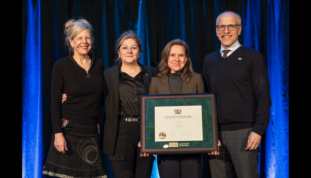 De gauche &agrave; droite&nbsp;: Christine Hudon, vice-rectrice aux &eacute;tudes; Anick Lessard, doyenne de la Facult&eacute; des lettres et sciences humaines; Allison Marchildon, r&eacute;cipiendaire; Pierre Cossette, recteur.