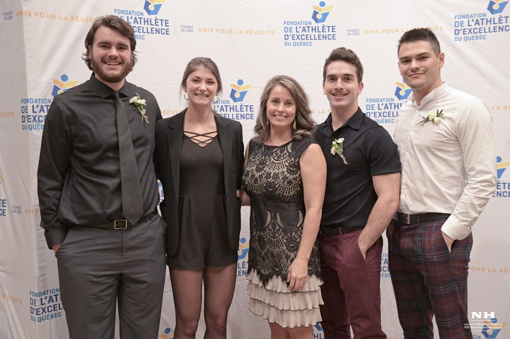 Les boursiers et la boursi&egrave;re du Vert & Or Antoine Fr&eacute;chette, Maude Croteau-Vaillancourt, Samuel Polan et Laurent Grandmangin, accompagn&eacute;s de la directrice des communications de la FAEQ, Annie Pelletier.