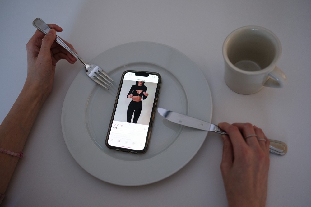 Avec leurs contenus qui pr&eacute;sentent des corps minces, muscl&eacute;s et sans imperfections, les r&eacute;seaux sociaux influenceraient le d&eacute;veloppement des troubles alimentaires.