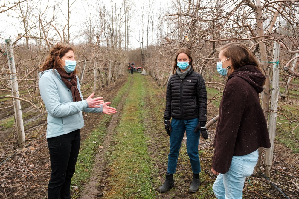 La professeure Marie-Eve Major s&rsquo;int&eacute;resse &agrave; la sant&eacute; des travailleuses et travailleurs saisonniers, tout comme Audrey Goupil, &eacute;tudiante &agrave; la ma&icirc;trise en sciences de l'activit&eacute; physique (cheminement en neurom&eacute;canique et ergonomie), et H&eacute;l&egrave;ne Clabault, professionnelle de recherche, lesquelles collaborent &agrave; ses travaux.