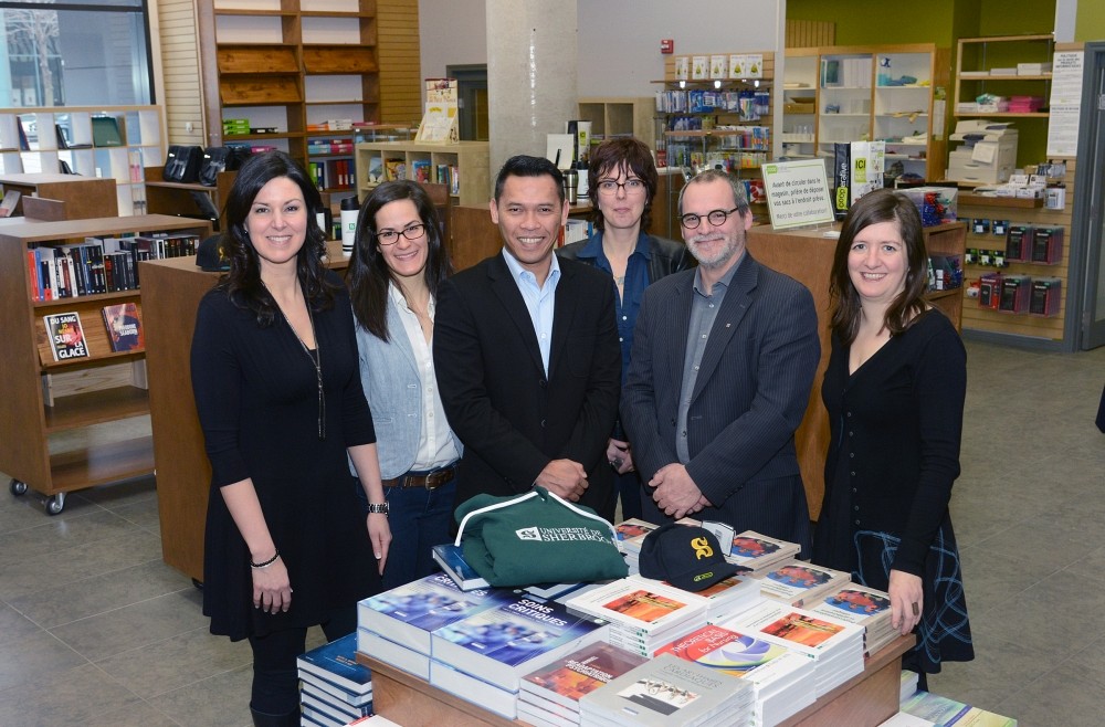 De gauche &agrave; droite&nbsp;: St&eacute;phanie Lemay, directrice g&eacute;n&eacute;rale de la Coop, Laura Cicciarelli, vice-pr&eacute;sidente aux campus d&eacute;localis&eacute;s et partenariats externes du REMDUS, Eddy Supeno, pr&eacute;sident du CA de la Coop, Caroline Boucher, responsable de succursale au Campus de Longueuil, Alain Webster, vice-recteur au Campus de Longueuil et Marie-Jos&eacute;e Robitaille, directrice des op&eacute;rations commerciales &agrave; la Coop.