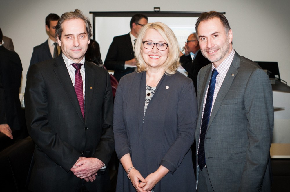 Le doyen Fran&ccedil;ois Coderre et le titulaire Frank Coggins entourent Pauline D'Amboise, vice-pr&eacute;sidente Gouvernance et responsabilit&eacute; sociale et secr&eacute;taire g&eacute;n&eacute;rale du Mouvement Desjardins.
