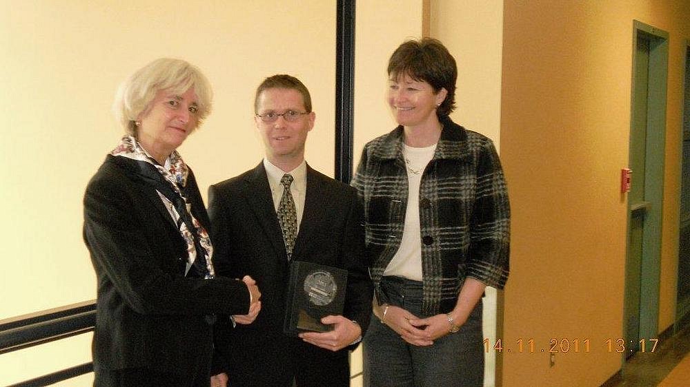 Jane Meagher, directrice du bureau du Qu&eacute;bec de la FCF, en compagnie du r&eacute;cipiendaire &Eacute;ric Carrier et de la doyenne de la Facult&eacute; d'administration, Francine Turmel.