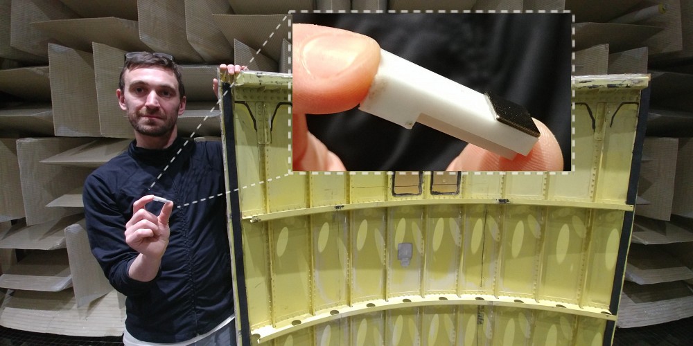 Le chercheur Olivier Robin tenant le panneau de fuselage test&eacute; et un r&eacute;sonateur dans la main