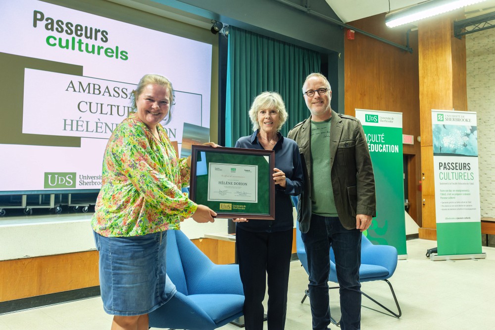 La professeure Anne Lessard, doyenne de la Facult&eacute; d'&eacute;ducation, l'&eacute;crivaine H&eacute;l&egrave;ne Dorion et le professeur Martin L&eacute;pine,&nbsp;vice-doyen &agrave; la formation et &agrave; la culture.