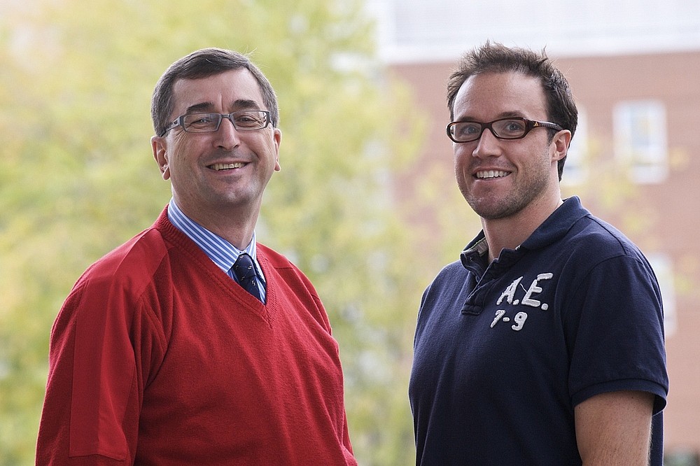 Les professeurs Gilles Larin, de la Facult&eacute; d&rsquo;administration, et Maxime Descoteaux, de la Facult&eacute; des sciences