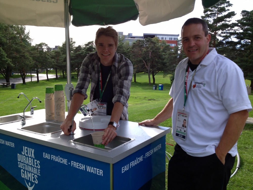 David Gu&eacute;rin a effectu&eacute; un stage r&eacute;mun&eacute;r&eacute; de 15&nbsp;semaines aux Jeux du Canada sous la supervision de Patrice Cordeau. Il a notamment aid&eacute; &agrave; d&eacute;passer l&rsquo;objectif de r&eacute;duction de 50&nbsp;% des bouteilles d&rsquo;eau de plastique utilis&eacute;es durant les deux semaines de comp&eacute;tition.