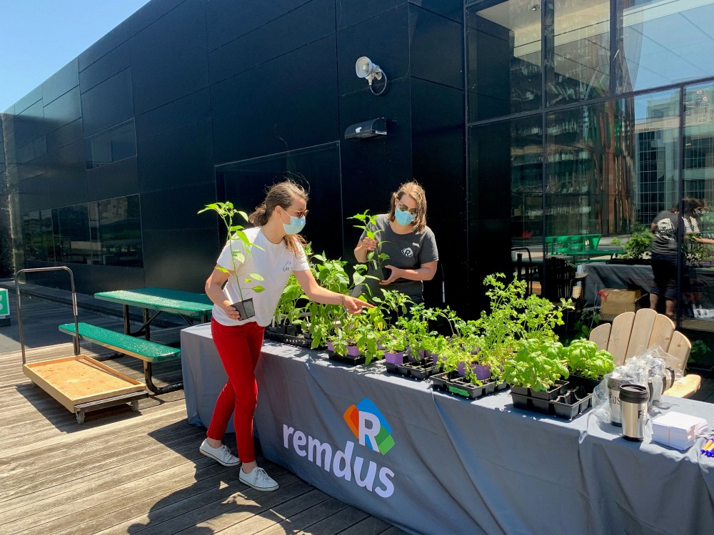 Samuelle Dufour et Joannie&nbsp;Connell, du REMDUS, lors de la distribution des semis.