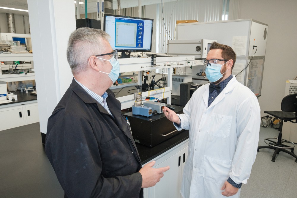 Le professeur J&eacute;r&ocirc;me Claverie et Vincent St-Onge, &eacute;tudiant au doctorat en chimie.