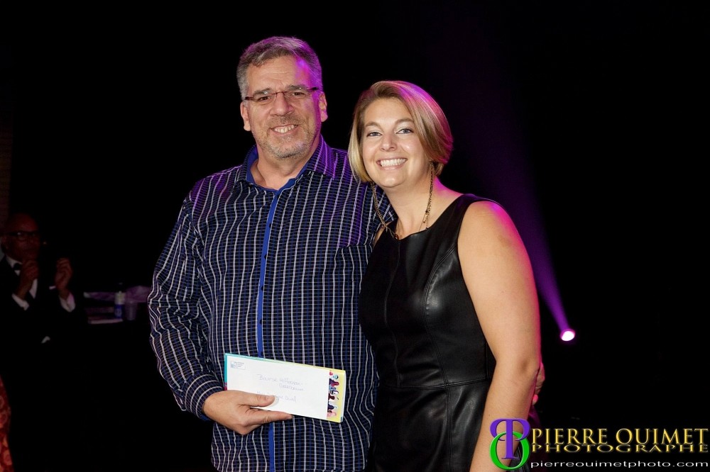 Marie-Dominique Duval, r&eacute;cipiendaire de la bourse Heffernan-Greenbaum, en compagnie de Gilbert &Eacute;mond, professeur de communication &agrave; l'Universit&eacute; Concordia et membre du jury pour l'attribution des bourses.