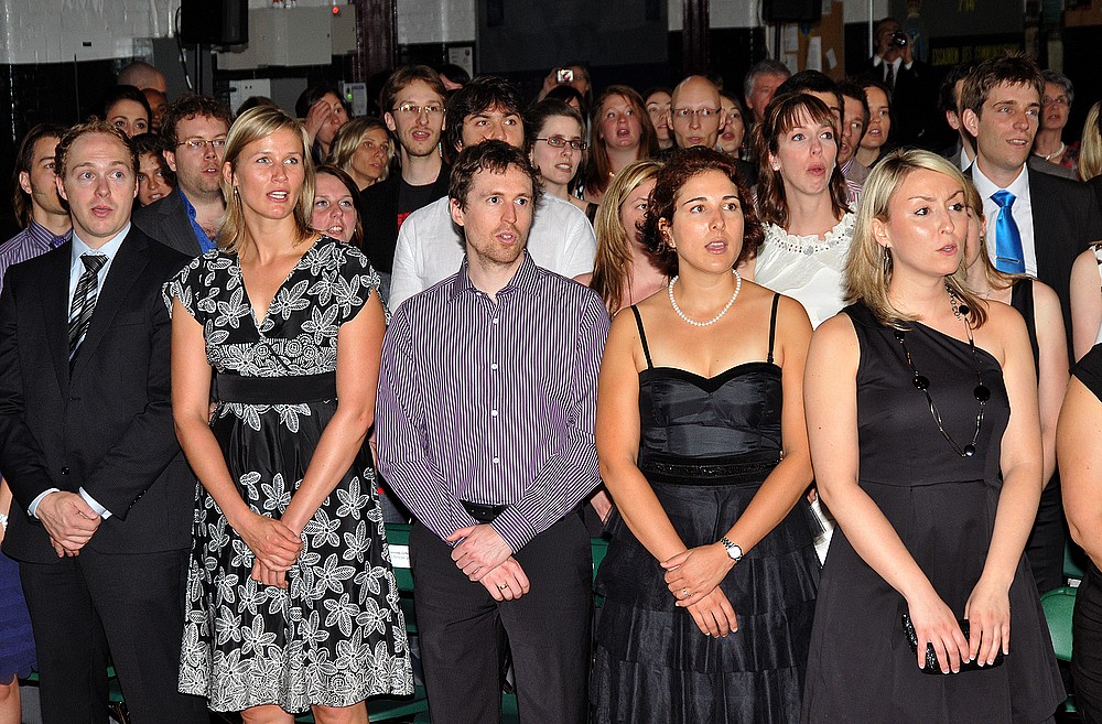 De nouveaux dipl&ocirc;m&eacute;s pronon&ccedil;ant le serment professionnel du m&eacute;decin.