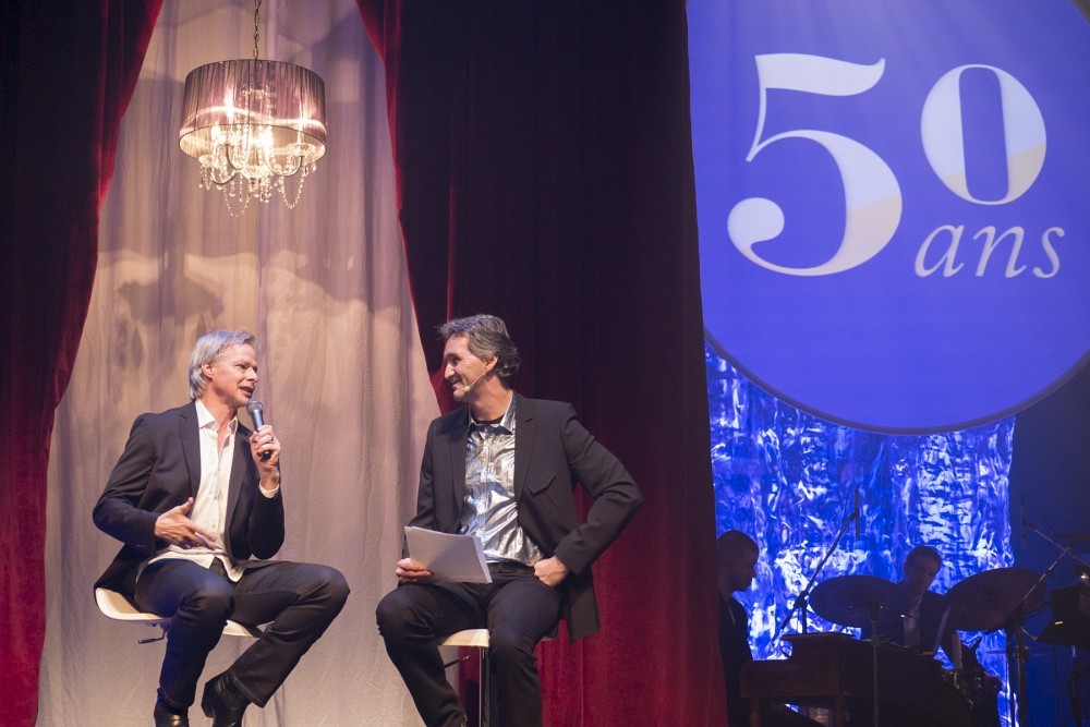 Environ 1000&nbsp;invit&eacute;s et une vingtaine d&rsquo;artistes se sont r&eacute;unis le 1er&nbsp;mai au lancement de la programmation 2014-2015 et des festivit&eacute;s du 50e&nbsp;anniversaire. Ici, Louis Robitaille, directeur artistique des Ballets Jazz de Montr&eacute;al, discute avec Mario Tr&eacute;panier, directeur g&eacute;n&eacute;ral du Centre culturel.