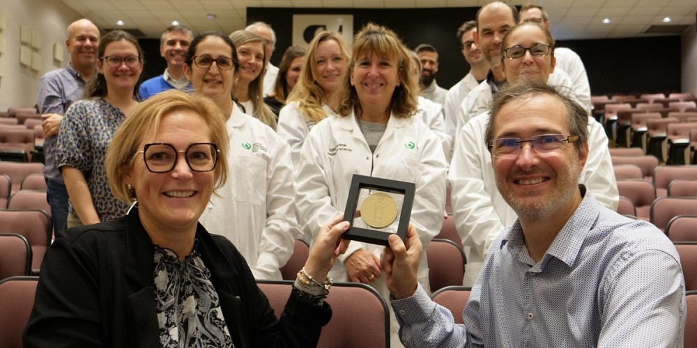 La professeure-chercheuse Brigitte Gu&eacute;rin, le Dr &Eacute;ric Turcotte, nucl&eacute;iste et professeur-chercheur, et les membres de l'&eacute;quipe posant fi&egrave;rement avec leur Prix Hippocrate&nbsp;dans la cat&eacute;gorie Innovation interdisciplinaire en mati&egrave;re de qualit&eacute; et de sa gestion.