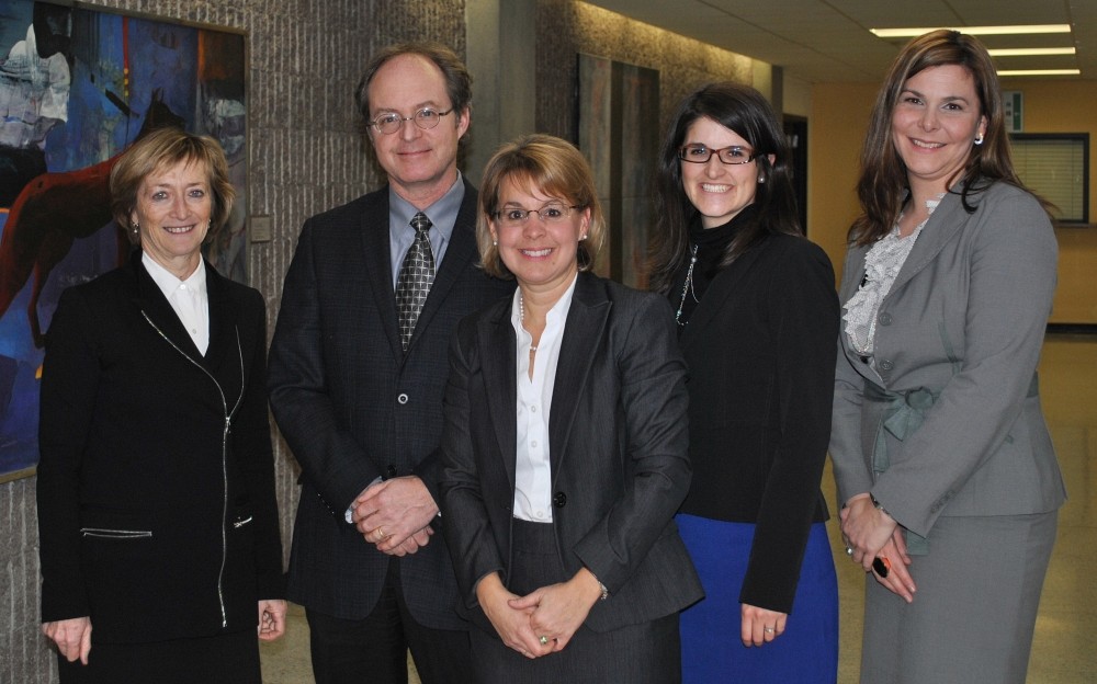 Les membres du jury : les honorables juges Marie Deschamps, anciennement de la Cour supr&ecirc;me du Canada, et Paul Dunnigan, de la Cour du Qu&eacute;bec, Me &Eacute;liane-Marie Gaulin, directrice des affaires &eacute;tudiantes et secr&eacute;taire de facult&eacute;, Me Marie-Pier Baril de BCF,&nbsp;ainsi que Me Marie-No&euml;lle Guay des &Eacute;ditions Yvon Blais.