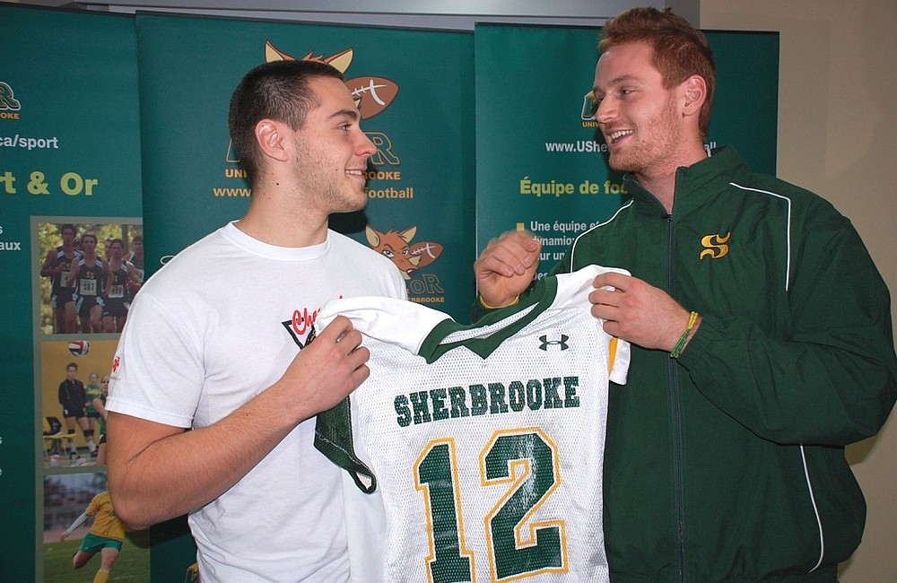 L'ancien quart Jean-Philippe Shoiry a effectu&eacute; le transfert du chandail num&eacute;ro 12 &agrave; la nouvelle recrue J&eacute;r&eacute;mi Doyon-Roch.