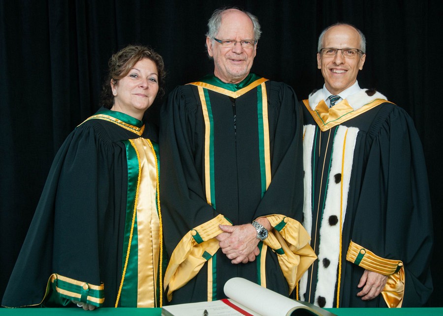 De gauche &agrave; droite&nbsp;: Pre Anick Lessard, doyenne de la Facult&eacute; des lettres et sciences humaines; Pr Pierre H&eacute;bert, professeur &eacute;m&eacute;rite en lettres et sciences humaines; Pr Pierre Cossette, doyen de l'Universit&eacute; de Sherbrooke.