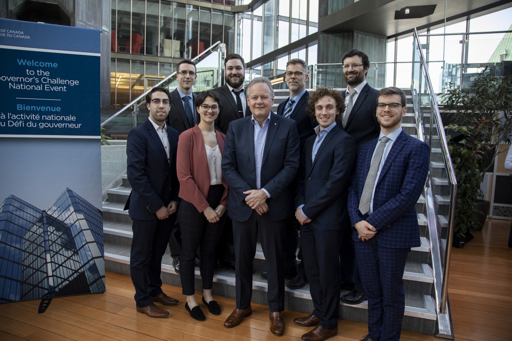De gauche &agrave; droite sur la photo : Alex H&eacute;roux-Messier, Guyllaume Faucher, Maude Vermette-Laforme, Steven Gagnon, le gouverneur Poloz, David Dupuis, Anthony Migneault, Pr Jean-Fran&ccedil;ois Rouillard et Anthony Vachon.