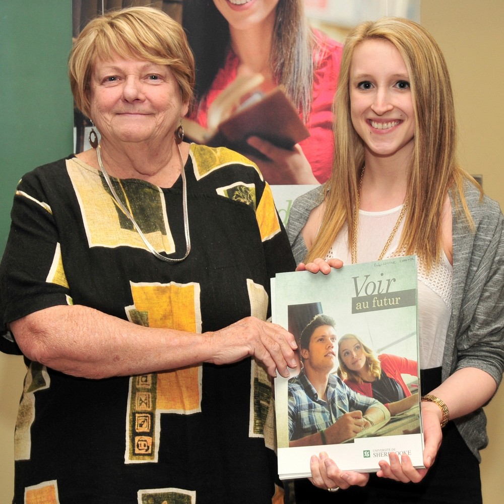 La donatrice Pre Louise Chartier et la r&eacute;cipiendaire de sa bourse Marie-&Eacute;l&egrave;ne Coulombe.