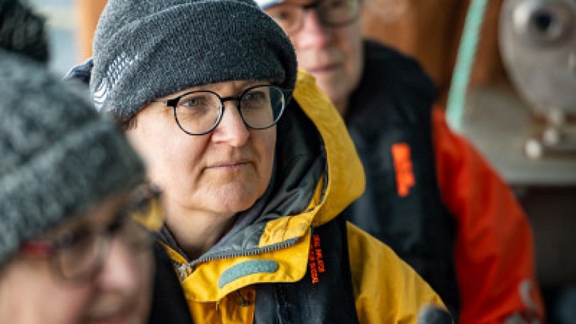 La professeure C&eacute;line Gu&eacute;guen, du D&eacute;partement de chimie de l'UdeS, prenant place &agrave; bord du NCSM Margaret Brooke dans le cadre de la mission CARE (Canadian Antarctic Research Expedition), premi&egrave;re mission scientifique enti&egrave;rement canadienne sur le continent austral.