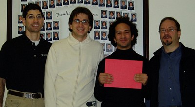 L\'équipe multidisciplinaire travaillant sur le projet: Nouveau concept de fluoroscopie virtuelle pour fractures de hanches péri-trochantériennes.
Dans l\'ordre habituel: Michel Lauria, Ph.D.; Yves Bérubé Lauzière, Ph.D., tous deux professeur au département de génie électrique et robotique; le récipiendaire de la bourse Antoni-Trias du service d\'orthopédie: M. Redouane Liaminir inscrit à la maîtrise et le Dr François Cabana, chirurgien orthopédiste. Était absent pour la photo le Dr Philippe Jacob-Goudreau, Résident III en chirurgie orthopédique.