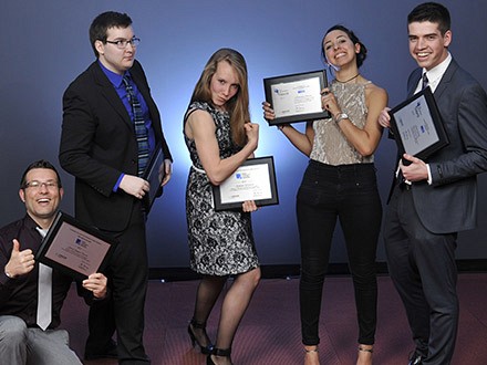 Soir&eacute;e de l'excellence 2017 de l'OIQ, section &eacute;tudiante :Julien Rossignol (deuxi&egrave;me &agrave; partir de la gauche) avec &agrave; ses c&ocirc;t&eacute;s, Catherine V&eacute;ronneau, une autre laur&eacute;ate de la Facult&eacute; de g&eacute;nie