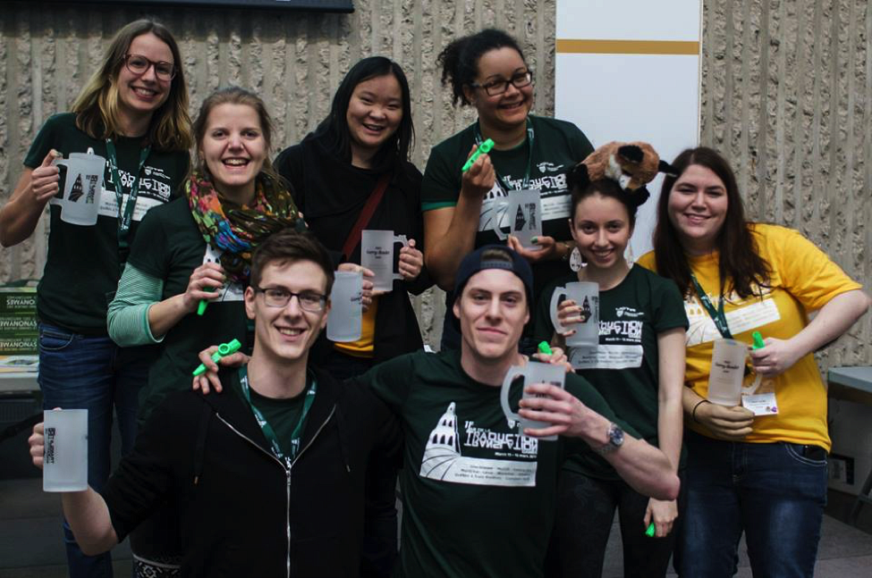 La d&eacute;l&eacute;gation de l'UdeS aux Jeux de la traduction 2016.Rang&eacute;e du haut, de gauche &agrave; droite&nbsp;: Laurence Mailhiot, Marie Gagn&eacute;-Choini&egrave;re, Norma Jie Boisclair et Antonie Pluk-Ledaga.Rang&eacute;e du bas, de gauche &agrave; droite&nbsp;: Fran&ccedil;ois Champagne, J&eacute;r&ocirc;me Lebel, Lucie Battaglia et Sandra Turcotte.