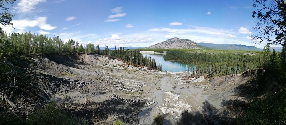 Lors de son passage en zone subarctique, le professeur Fr&eacute;d&eacute;ric Bouchard a observ&eacute; ce&nbsp; glissement de terrain dans le perg&eacute;lisol, riche en glace et en s&eacute;diments fins (argile).