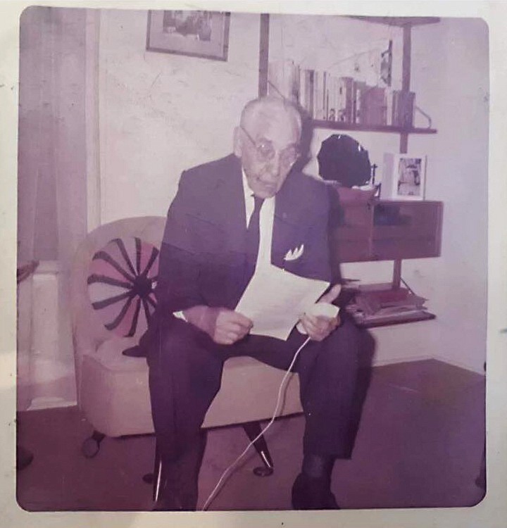 Ce sont des enregistrements comme ceux qu&rsquo;a r&eacute;alis&eacute;s Ambroise O&rsquo;Bomsawin que le projet de centre de documentation se propose de r&eacute;unir et de valoriser afin de contribuer &agrave; la revitalisation de l&rsquo;ab&eacute;nakis et des autres langues autochtones du Qu&eacute;bec. N&eacute; en 1886 &agrave; Odanak, Ambroise est d&eacute;c&eacute;d&eacute; en 1980. Il est le dernier de sa famille &agrave; avoir eu l&rsquo;aln8ba8dwaw8gan comme langue maternelle.