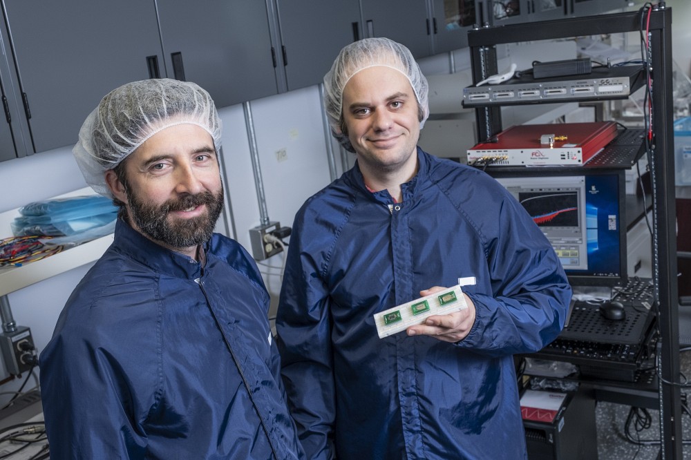 Le professeur Julien Sylvestre, aux c&ocirc;t&eacute;s de Guillaume Dion, &eacute;tudiant pr&eacute;doctoral