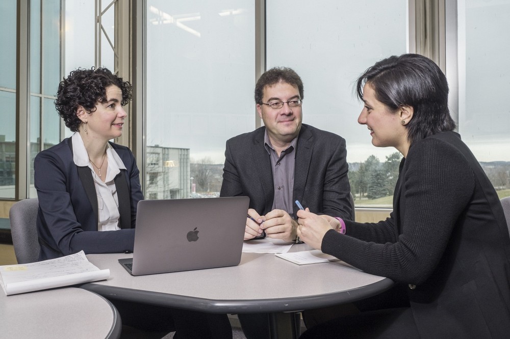 Marie-Pierre Robert et Claude G&eacute;linas, codirecteurs du SoDRUS, en compagnie de Sylvana Al Baba Douaihy, doctorante en &eacute;tude du religieux contemporain.