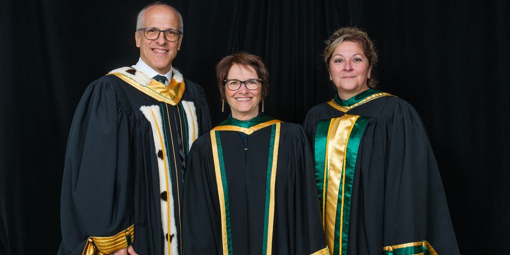 De gauche &agrave; droite : Pr&nbsp;Pierre Cossette, recteur de l'UdeS, Pre &eacute;m&eacute;rite&nbsp;Jacinthe Harbec et Pre&nbsp;Anick Lessard, doyenne de la Facult&eacute; des lettres et sciences humaines