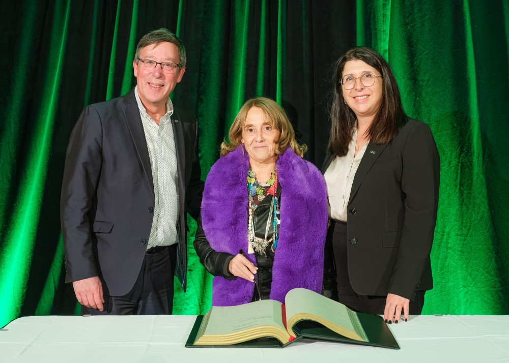 Pr&nbsp;Jean-Pierre Perreault, recteur de l'UdeS; Pre&nbsp;Mich&egrave;le Heitz, nouvelle professeure &eacute;m&eacute;rite en g&eacute;nie; Pre&nbsp;Nathalie Roy, doyenne de la Facult&eacute; de g&eacute;nie