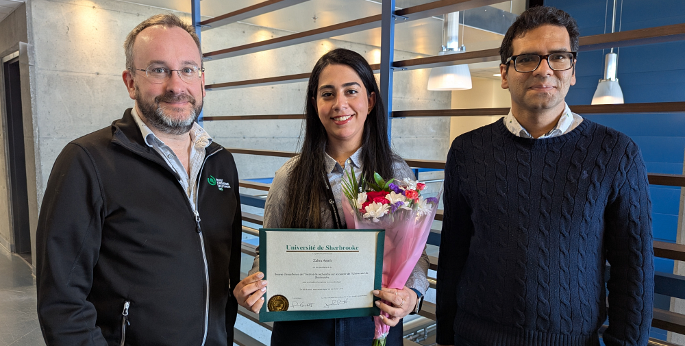 Zahra Ameli (center), the new IRCUS scholarship recipient, with IRCUS Scientific Director, Prof. Fran&ccedil;ois-Michel Boisvert, and her master's supervisor, Prof. Taha Azad, Professor and Researcher at IRCUS in the Department of Microbiology and Infectiology at the Faculty of Medicine and Health Sciences