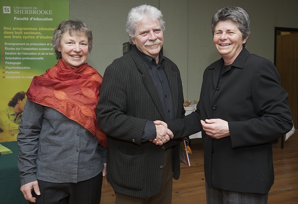 Raymond Sauv&eacute;, directeur du centre de vill&eacute;giature Jouvence, fait partie des r&eacute;cipiendaires honor&eacute;s &agrave; la 2e c&eacute;r&eacute;monie de remise des Prix d'excellence en &eacute;ducation. On le voit ici accompagn&eacute; de la professeure H&eacute;l&egrave;ne Guy et de Nicole Gauthier, enseignante &agrave; l&rsquo;&eacute;cole Val-du-Lac.
