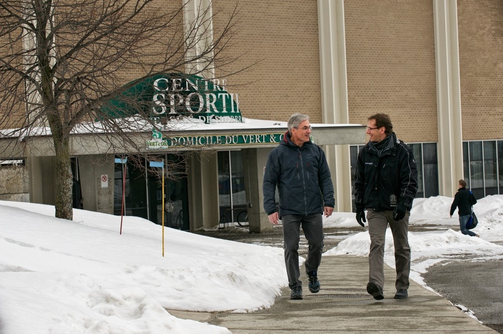Le doyen de la Facult&eacute; d'&eacute;ducation physique et sportive, Jean-Pierre Brunelle, et Alain D'Amboise, directeur du mandat de coordination nationale pour la formation sur les saines habitudes de vie.