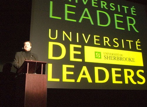 Le recteur Bruno-Marie Béchard a remercié chaleureusement les 6900&nbsp;membres du personnel ainsi que ses proches collaborateurs à l'occasion de la dernière fête du Nouvel An organisée sous sa gouverne. Une journée riche en émotions pour plusieurs groupes qui ont reçu des hommages particuliers, et conclue de belle façon par une prestation acrobatique de haut vol du cirque Éloize.