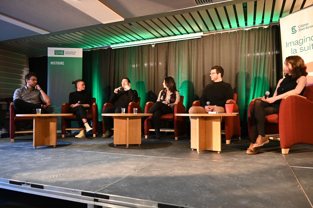 Les personnes invit&eacute;es lors de l'&eacute;dition 2024 &eacute;taient Jean-Philippe Carlos, conseiller en gestion des donn&eacute;es de recherche (SARIC/UdeS); Catherine Dumont-L&eacute;vesque, youtubeuse f&eacute;ministe et commissaire aux expositions, &agrave; la recherche et &agrave; la m&eacute;diation culturelle, Mus&eacute;e de l'ing&eacute;niosit&eacute; et Centre culturel Yvonne L. Bombardier; Gabriel Girard, enseignant en histoire, C&eacute;gep de Sherbrooke et C&eacute;gep de Saint-Hyacinthe; Marc-Andr&eacute; Moreau, technicien en documentation, Biblioth&egrave;que et Archives nationales du Qu&eacute;bec (BAnQ), Archives nationales &agrave; Sherbrooke; Jo-Annie No&euml;l, analyste principale des politiques, Direction des politiques en mati&egrave;re d'itin&eacute;rance, Infrastructure Canada.