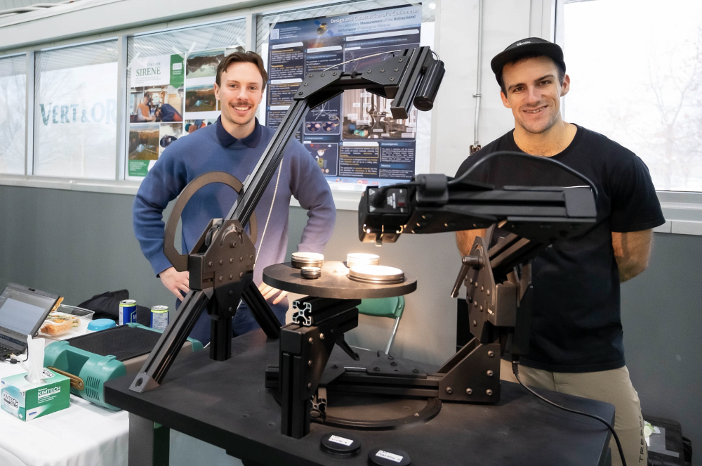 Alex Camon et Anthony Mandeville pr&eacute;sentent fi&egrave;rement le goniom&egrave;tre.